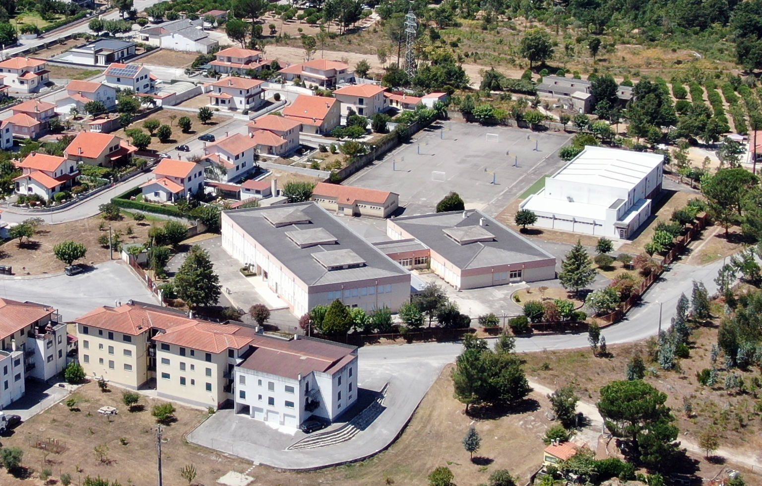 Substituição das Coberturas dos Edifícios das Escolas Básicas Abranches Ferrão (Arrifana) e Tourais/Paranhos
