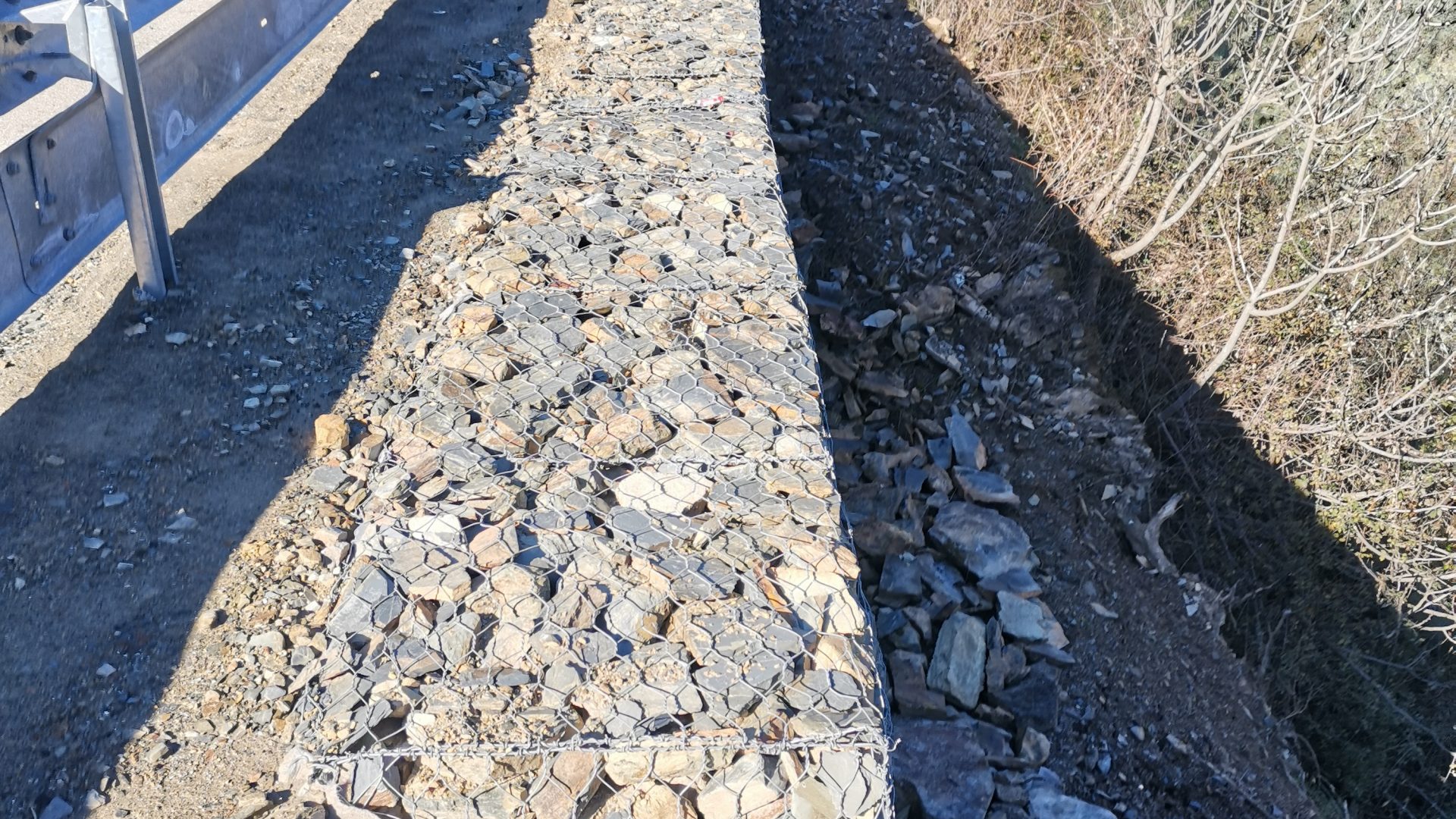 Instalação de Guardas de Segurança e Construção de Muro de Suporte – E.N. 230 – Barriosa – Fundo de Emergência Municipal