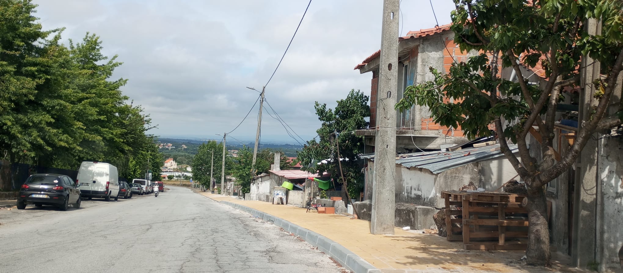 Execução de zona pedonal na EM 513